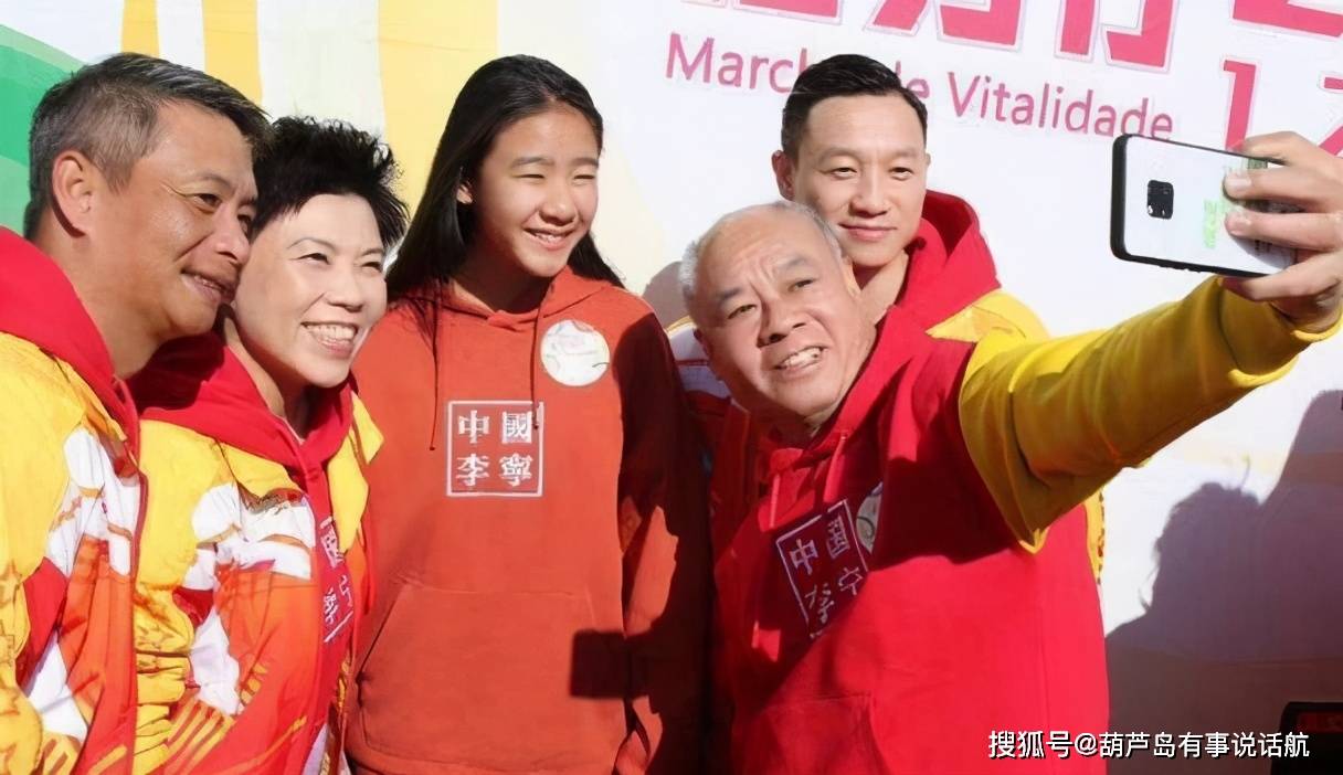 原创体操王子李宁,携儿女出席活动,女儿甜美可爱,儿子高大帅气