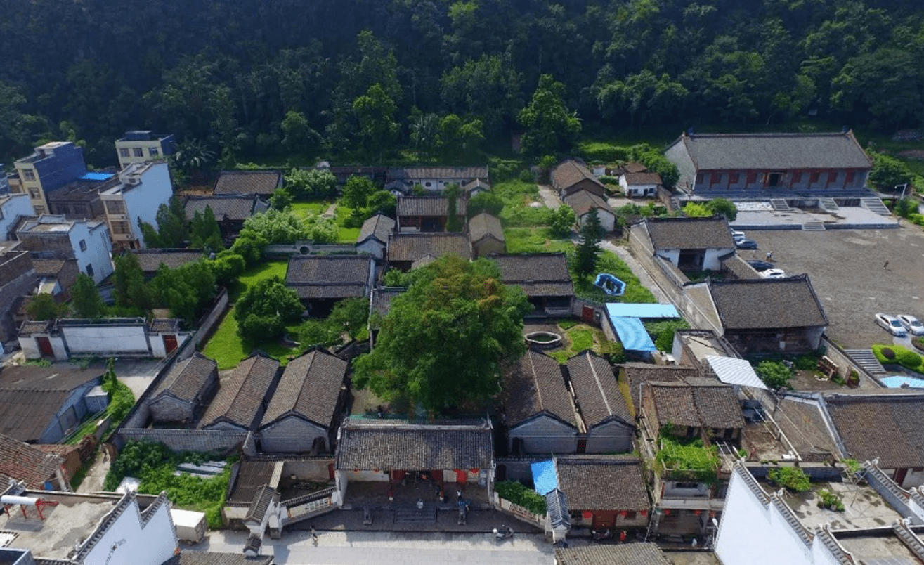 莫氏土司衙署是曾经忻城470多年的莫氏土司的衙署,是一座规模宏大
