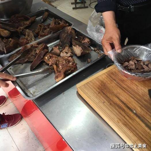 山东最牛猪头肉,排队买肉的车挤满整条街,一天流水50万