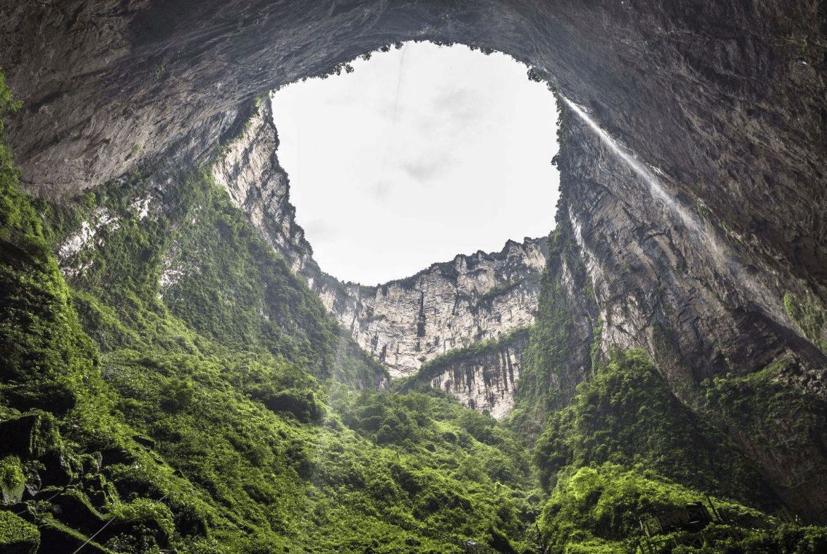 说到天坑就不能不说小寨天坑,它就位于重庆奉节县兴隆镇小寨村,"天坑"