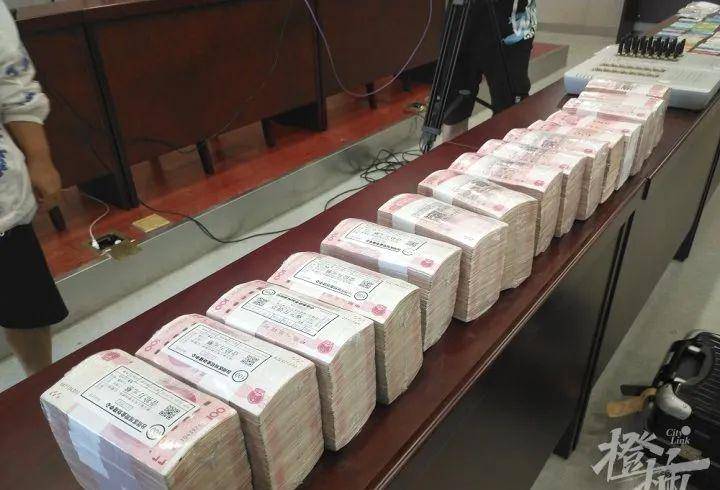 女财务从警方领走满满一行李箱现金