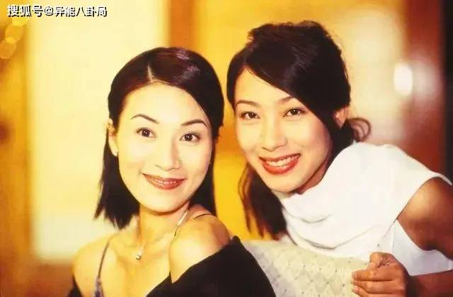 张可颐(左),杨怡(右)  也因为和张可颐长得像,杨怡被大家称为"小