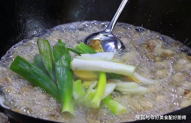 6,熬出油之后加入切好的配料洋葱,生姜,大葱,再转小火慢慢地熬.