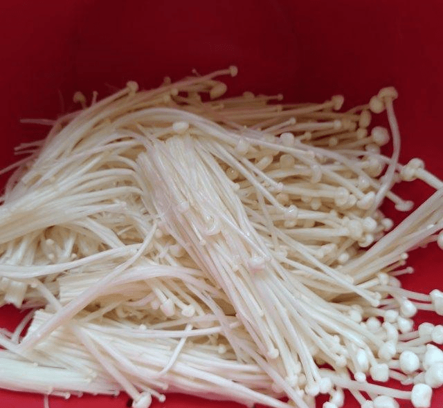 凉拌金针菇,夏日解暑美味,爽口开胃