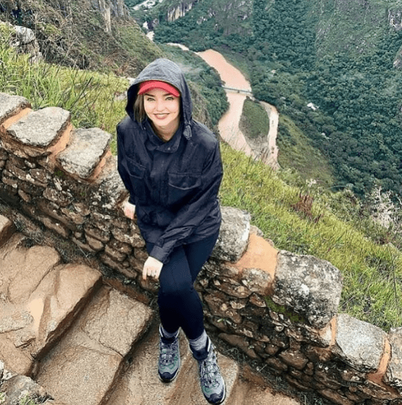 原创米兰达·可儿穿黑色连帽衣搭配紧身裤登山,变身靓丽带娃辣妈
