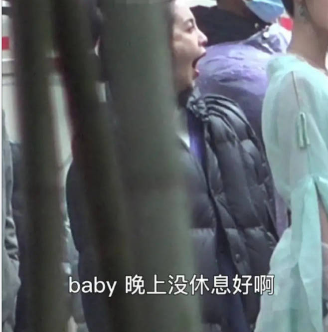 原创baby没休息好,在剧组接连打哈欠,发现有镜头拍摄,立马瞪向对方