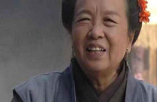 "容嬷嬷"李明启与老伴近照,老两口年过八十,依然恩爱如初
