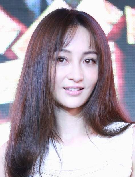 原创姚笛老公疑出轨,和美女手挽手,两人有说有笑,举止动作极其亲昵