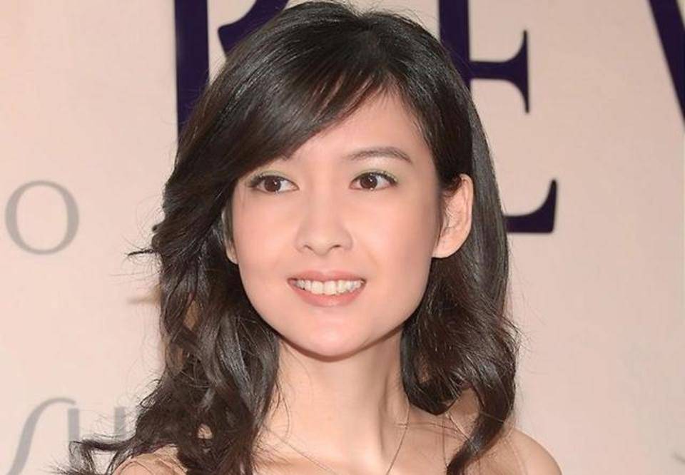 周慧敏现状:同丈夫相守12年,54岁颜值依旧,豪宅奢华而低调!