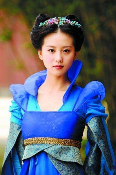 《仙剑三》中刘诗诗饰演的龙葵可以说是个双重性格的人,一个蓝衣一个