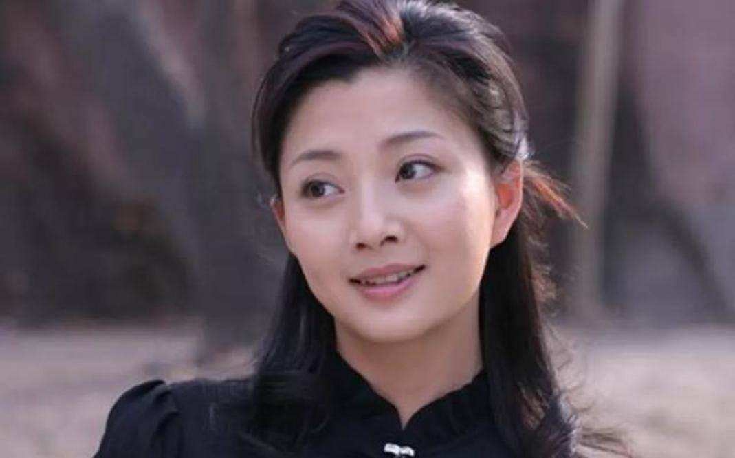 赵达和殷桃穿着黑色毛衣,殷桃戴着黑色棒球帽.