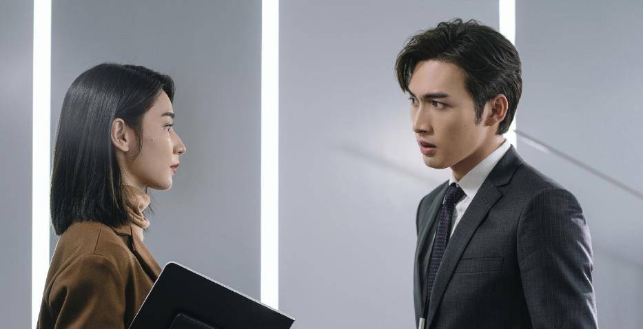 由杨幂,张彬彬等主演的《暴风眼》正在热播中,对于演员阵容的争议