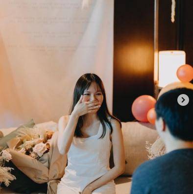 七夕第一对!28岁女歌手官宣婚讯嫁初恋男友,结束8年恋爱长跑