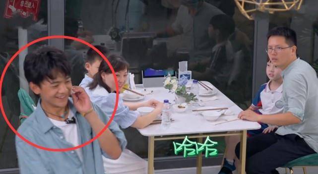 丁真流汗脱妆露出素颜,肤色并不黑,但肤质却与龚俊形成鲜明对比