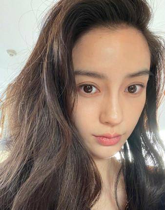 angelababy(杨颖,昵称:baby)与黄晓明结婚6年多,2019年6月起却开始频