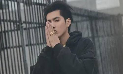 吴亦凡涉强奸罪被批捕 曝吴签选妃潜规则都美竹子点赞