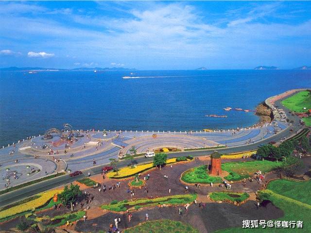 大连是深入海中的岛,三面环海,由于地处辽东半岛,又有海洋性的气候