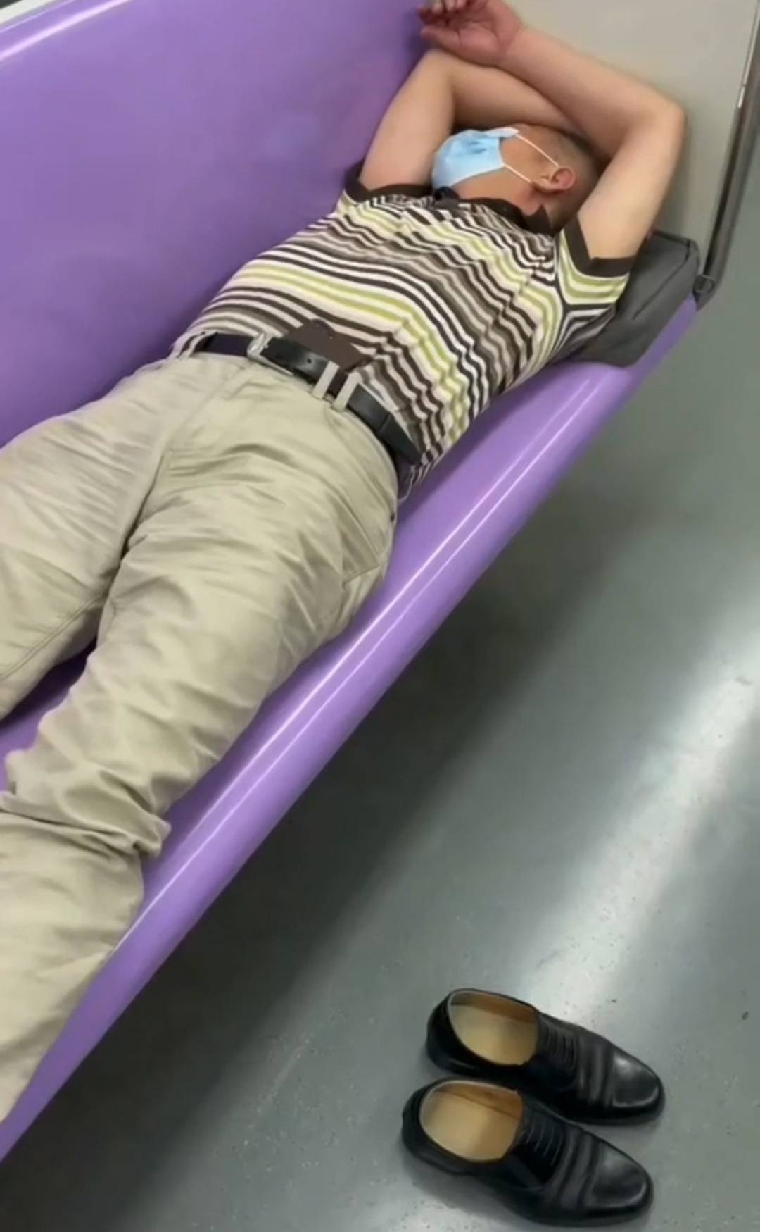 上海地铁男子脱鞋躺在座位上睡觉,正义乘客将鞋子拿走扔进垃圾桶