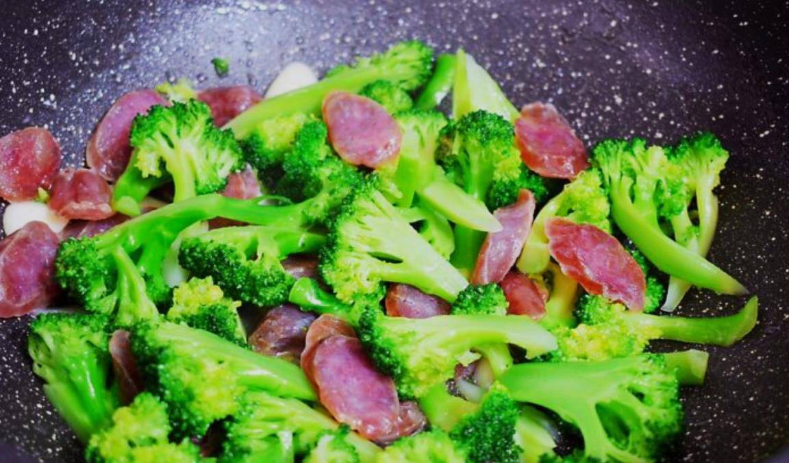 翻炒均匀,这样西兰花炒腊肠就做好了,色香味俱全.