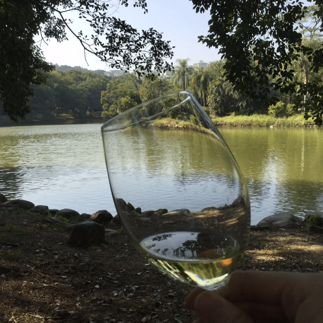 秀开始前的鸡尾酒会,可以坐在湖边吹风喝酒聊天