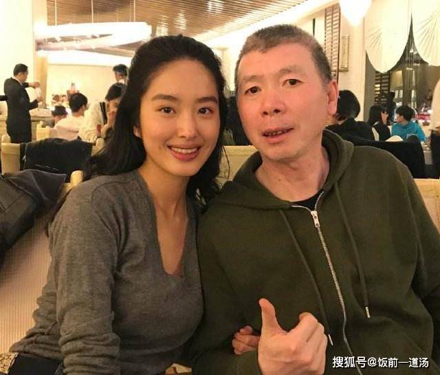 原创和王志文分手,转身嫁给冯小刚,没有孩子的婚姻她后悔过吗?