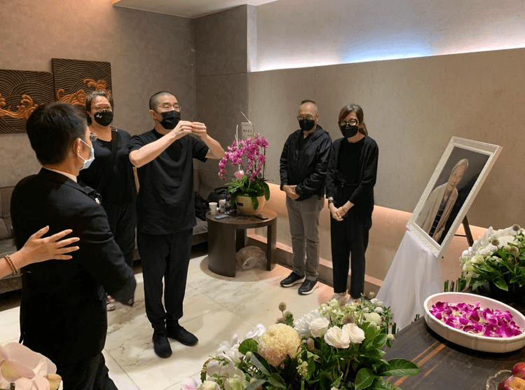 房祖名一身素衣现身灵堂,代替母亲给恩师李行上香,曝林凤娇情绪崩溃
