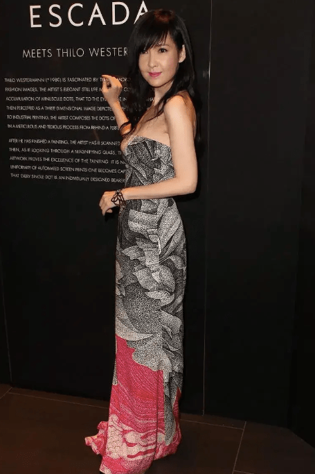 原创周慧敏身材未缩水,穿抹胸拖地裙比例惊艳,画面唯美但走路却费劲?
