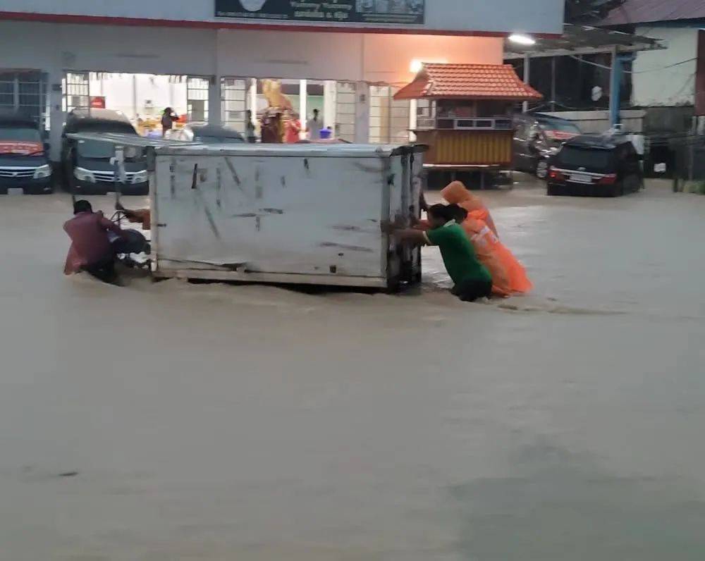 柬埔寨西港暴雨致一名中国人被冲走死亡!搜救视频曝光