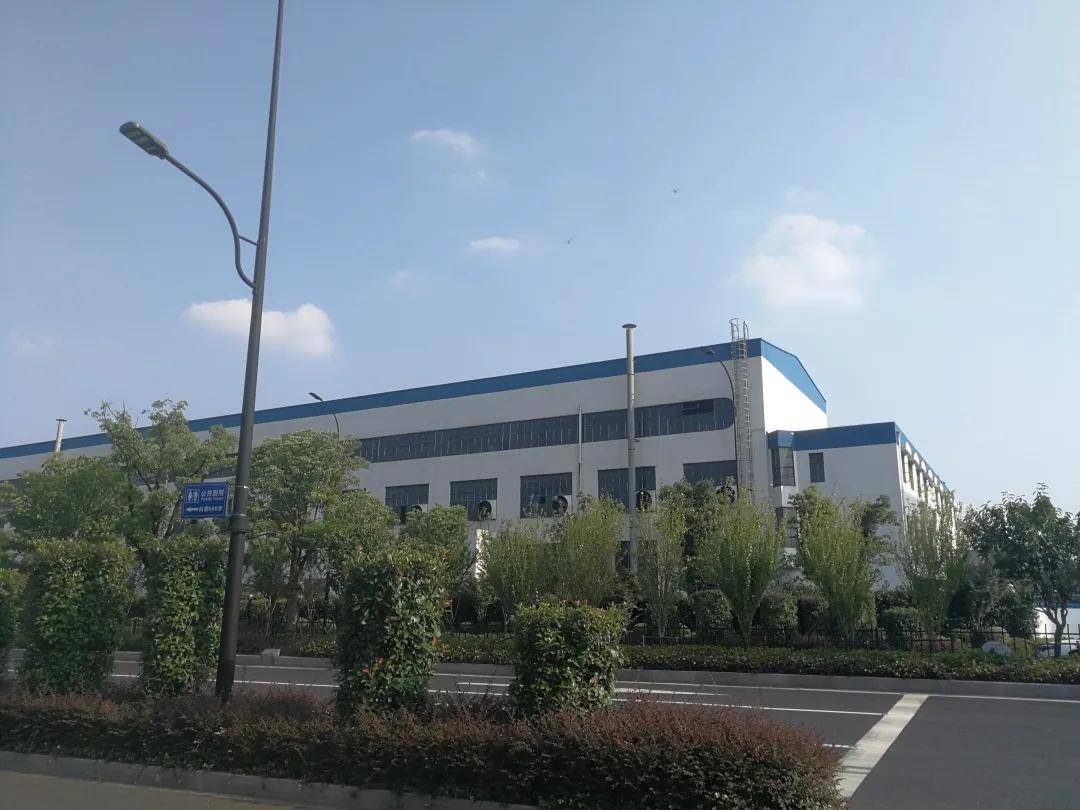 周边厂房多 沿着建设一路向西,来到花屿观澜里楼盘附近,周围工厂集聚