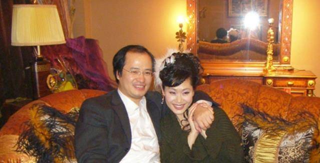 于文华携爱女看中医,24岁李思妤长腿吸睛,气质出众不似生父李凡