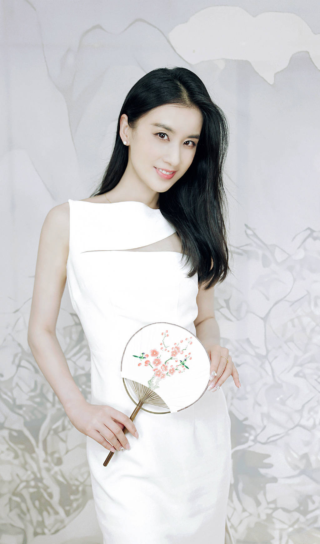 1 12 搜狐娱乐讯 8月26日,黄圣依一组白裙写真曝光,她长发如丝纯美如