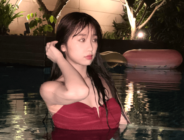 虞书欣在游泳池拍大片穿红色露背泳衣超火辣网友好像美人鱼