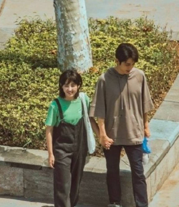 原创张子枫张新成牵手路透甜齁鼻好少年感身高差超配新国民cp诞生