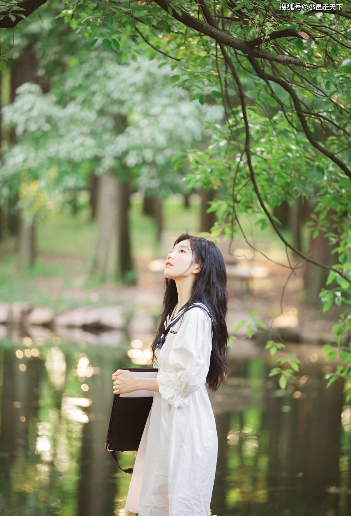 沈梦瑶学生制服丛林写真