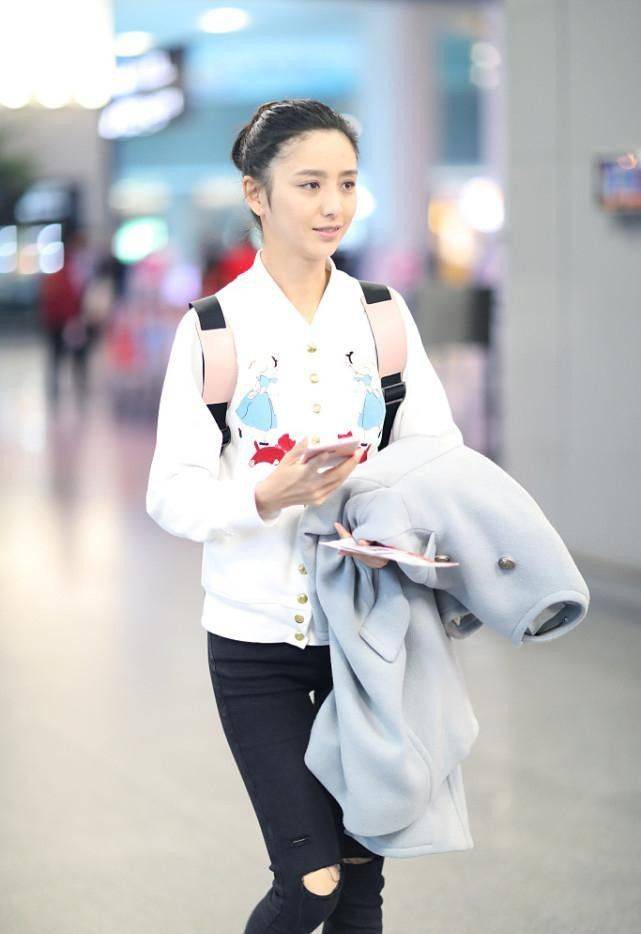 佟丽娅的素颜也让人移不开眼,虽然略显憔悴,但五官太精致了