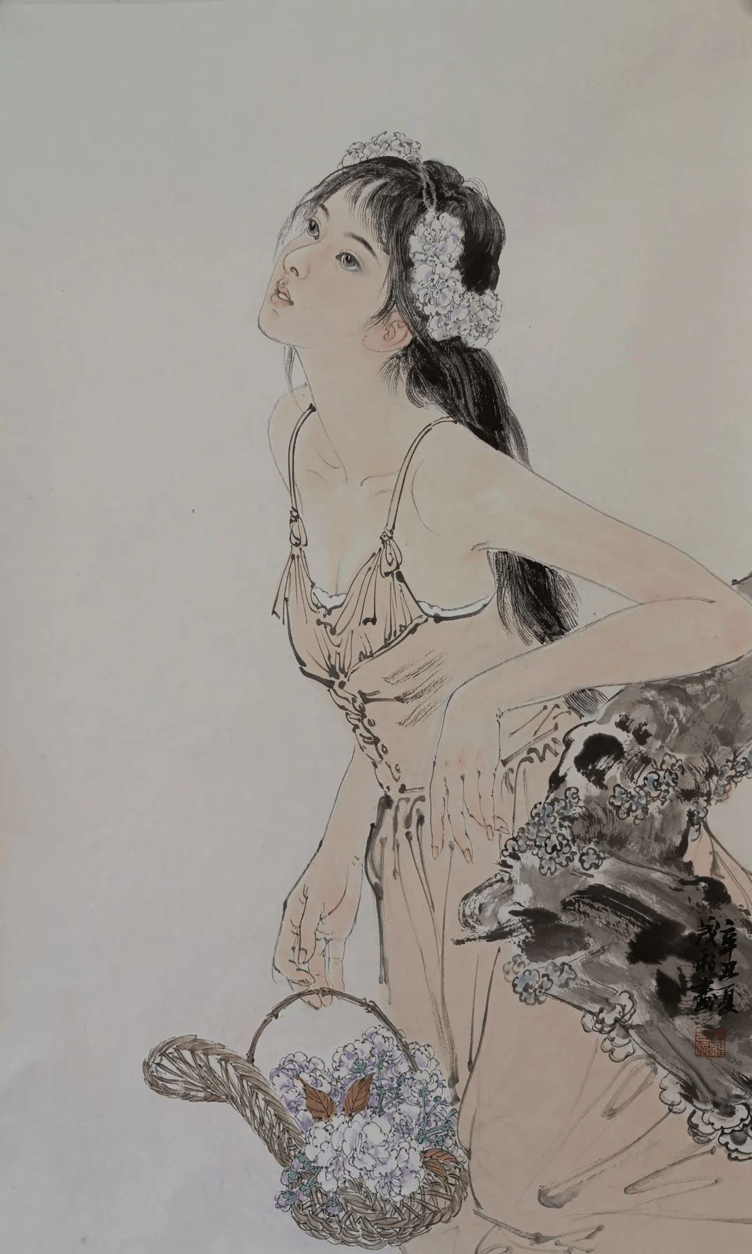 同时,在对当代仕女精神写实的同时,他也擅长以花鸟陪同人物入画,"以虚