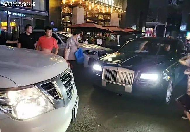 原创搞直播的走开点虎牙集梦小胖街头斗殴用法拉利劳斯莱斯堵车