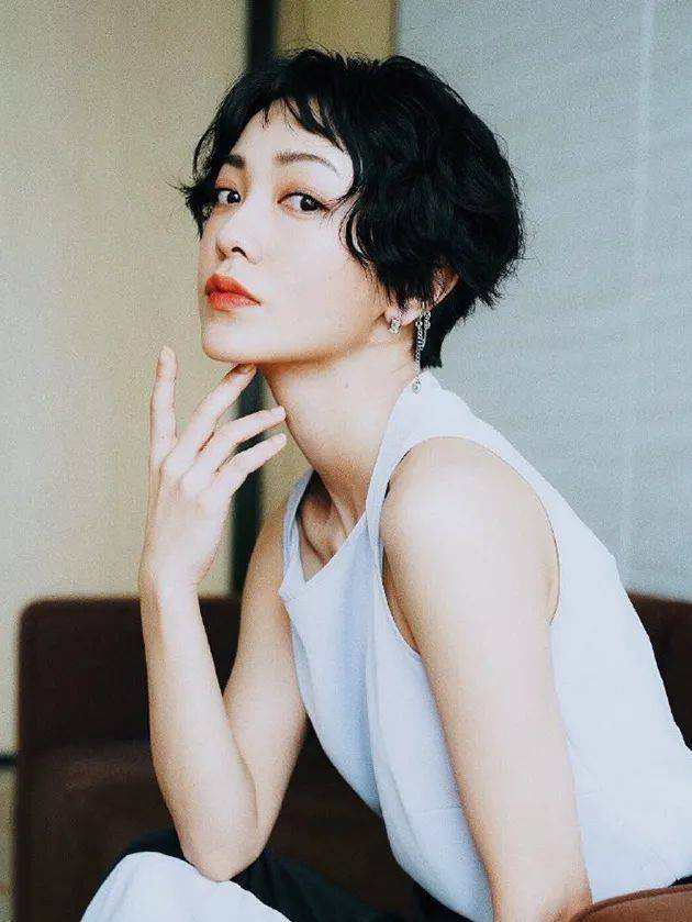 复古齐耳短发的精髓就在于头发要短,发尾要卷.