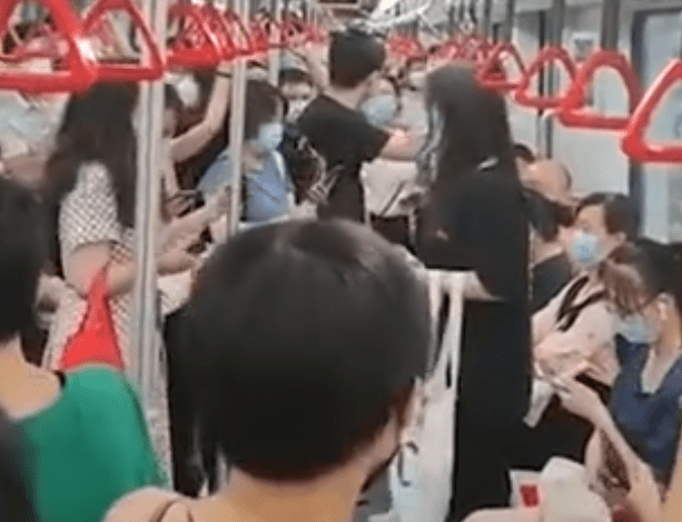 上海地铁两女子彼此掌掴肉搏撕衣服,围观乘客看傻眼:下手挺狠
