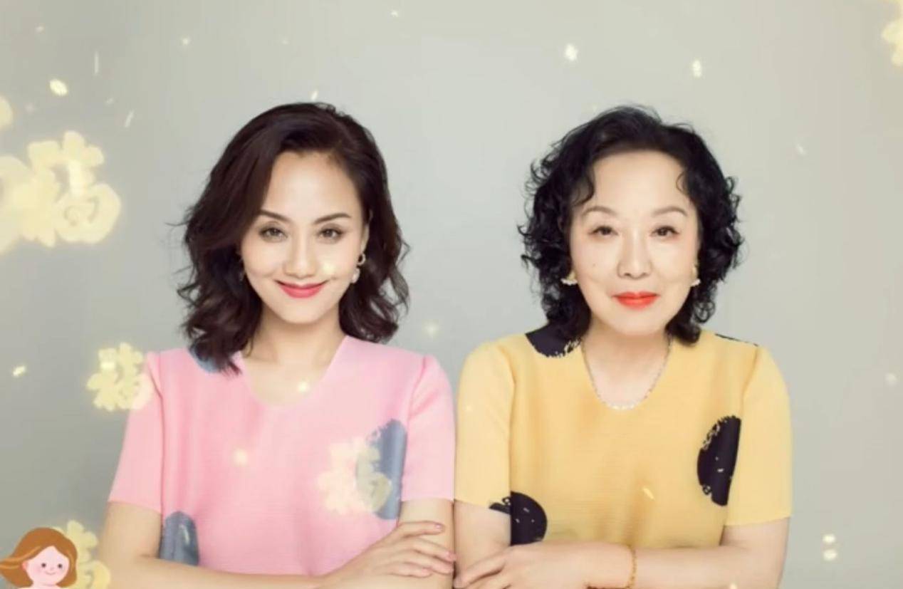 李颖母女罕见同框庆生,80岁母亲穿印花裙似明星,母女俩一模一样