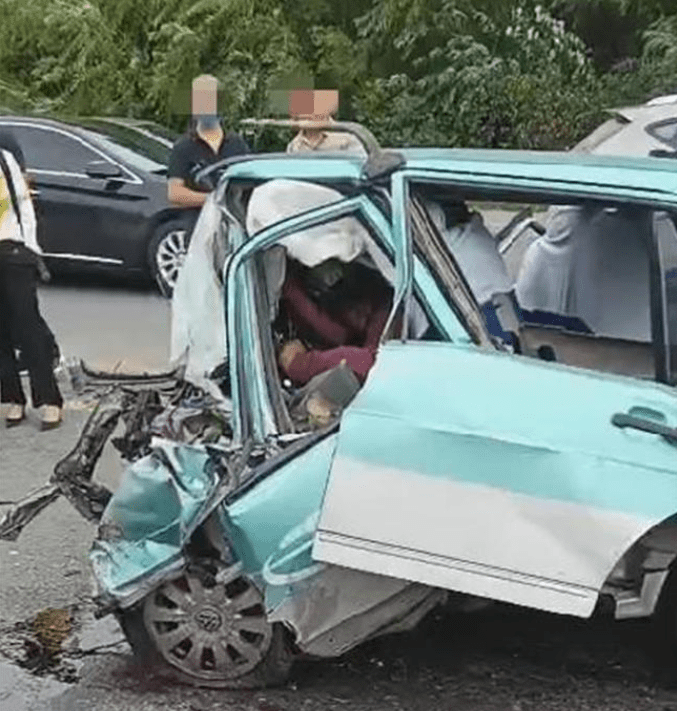 女司机驾车撞出租车,疑造成3死1伤,网友:驾考应对女司机严格些