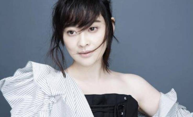 原创44岁梅婷近照曝光,素颜出镜黑眼圈明显,网友:撞脸60岁的她