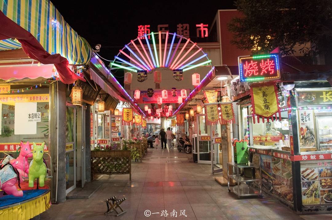 甘肃张掖受欢迎的美食街区,白天冷冷清清,晚上热闹非凡