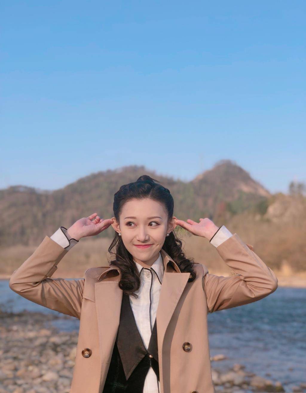 招摇里的路十七戏外俏皮可爱的张鑫吃货也有完美身材