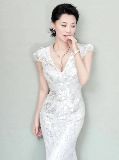 如今许晴很少出演影视剧了,大多时间都在演话剧,一身复古旗袍,穿得