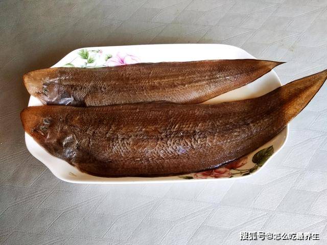 清明前后正是牛舌头鱼上市的季节,牛舌头鱼的刺少肉厚,鱼肉绵软细密