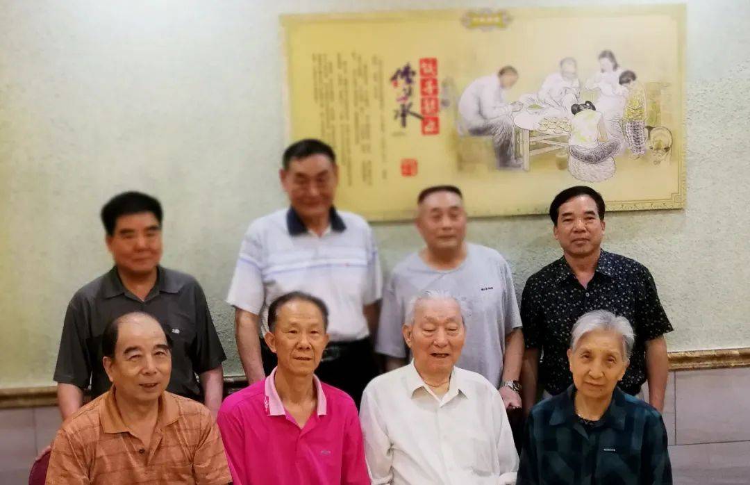 前排左起:康鸿来 李国平 王志辉师长夫妇后排左起:朱国云 雷志雄