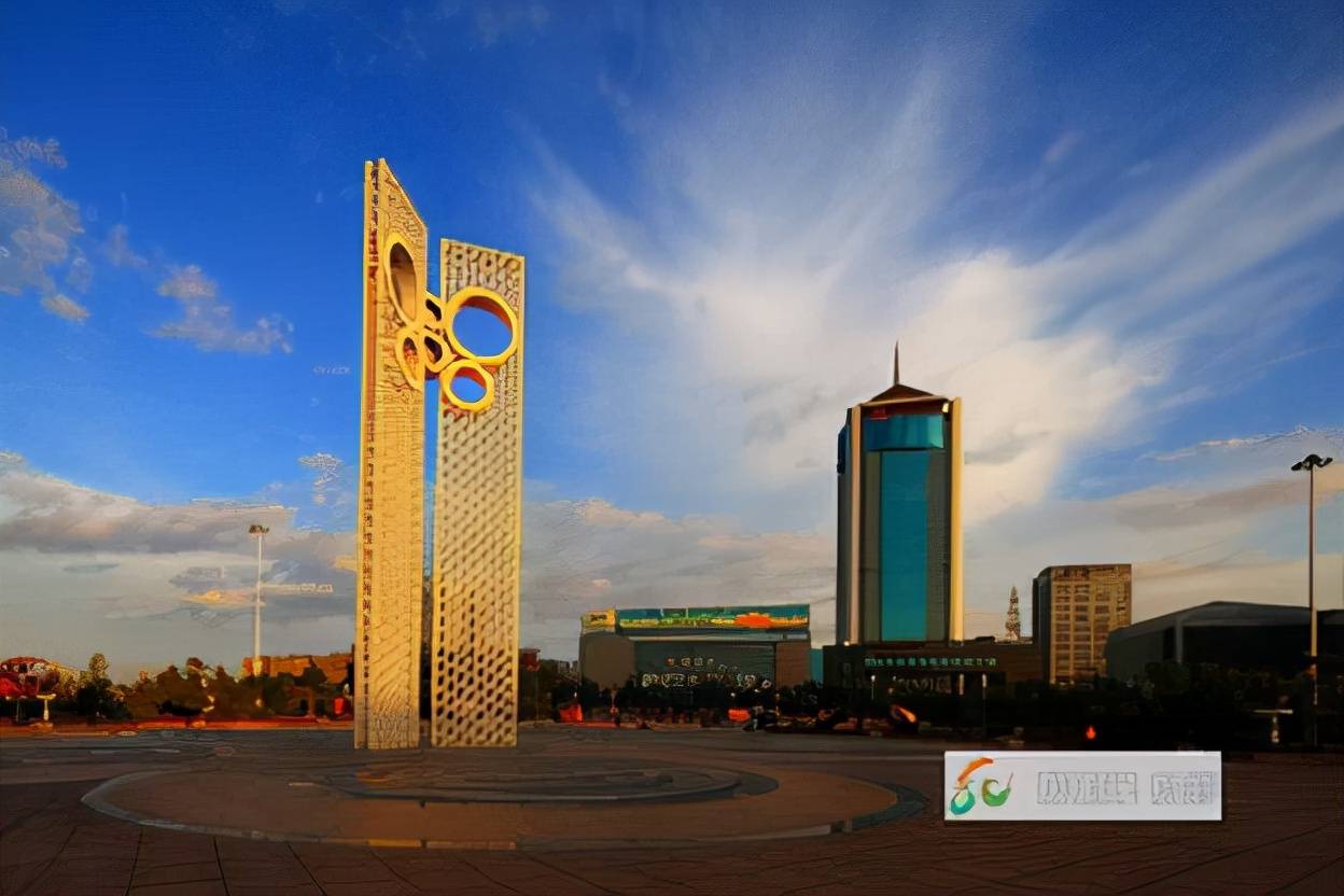 风筝广场全名为潍坊世界风筝都纪念广场占地5万平方米,位于潍坊市中心