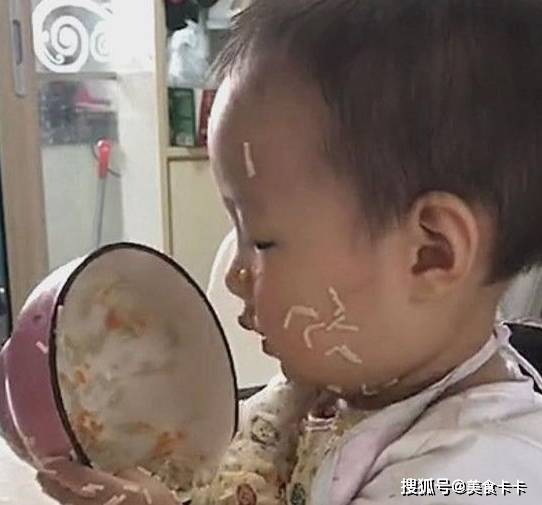 媽媽喂寶寶吃飯時去喝了口水，回來一看，眼前畫面讓她笑開花