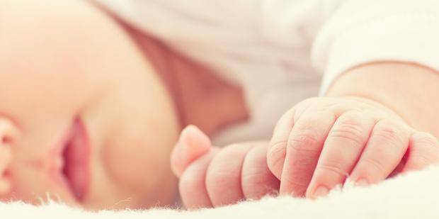 宝宝吐奶和溢奶3大区别,新手妈妈要学会4招,防止宝宝溢奶